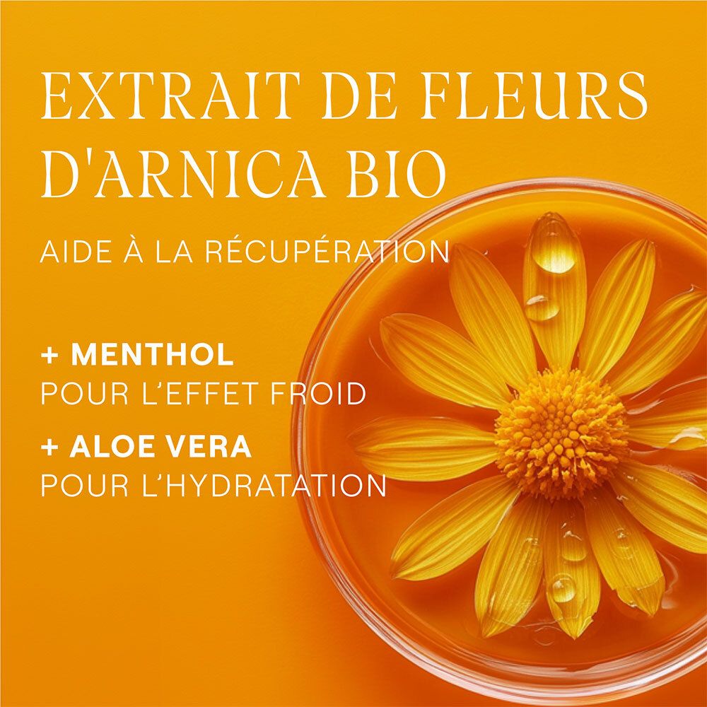 Gros plan d'un bol avec des fleurs jaunes et du liquide. Texte: Extrait de fleurs d'arnica bio, + Menthol, + Aloe vera.