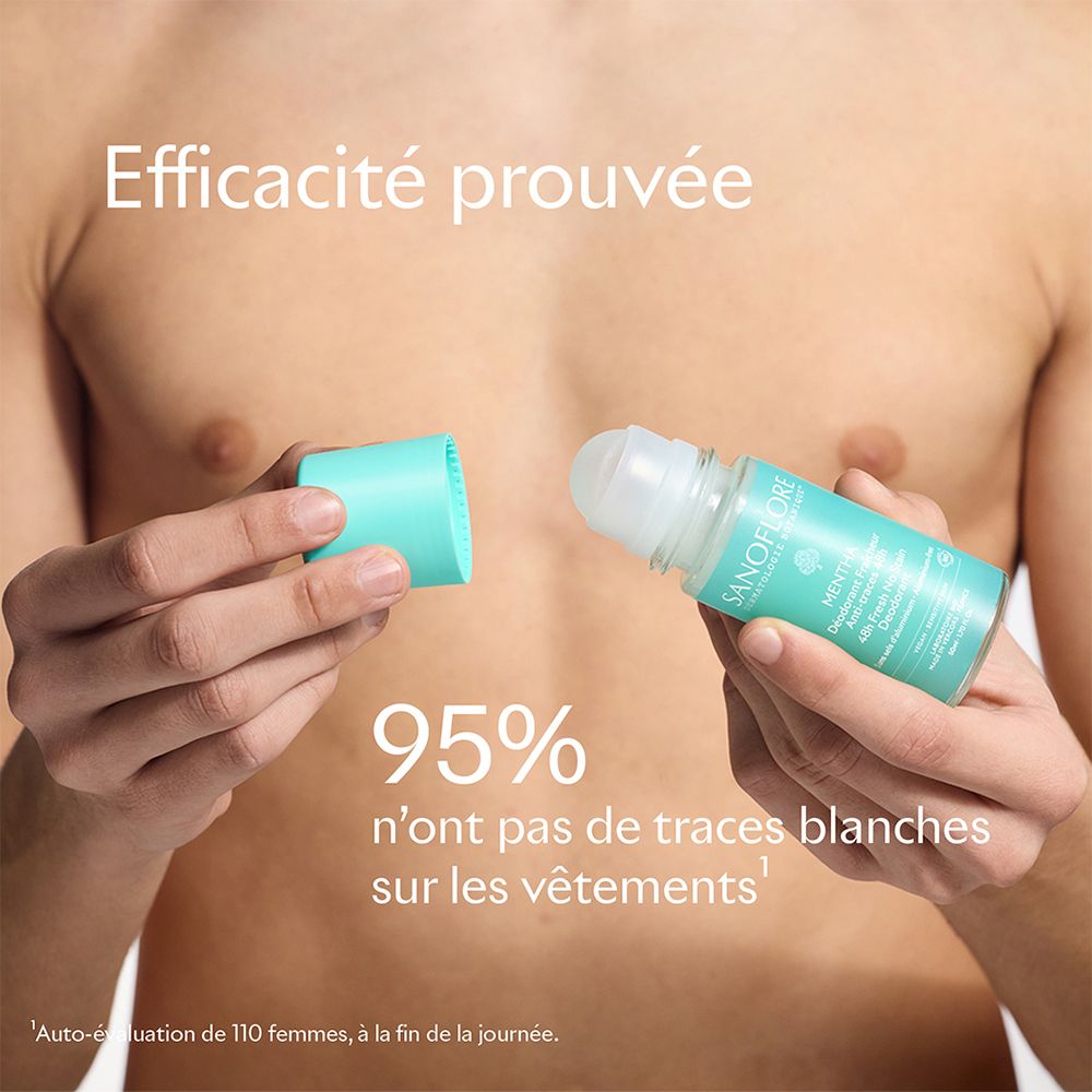 Personne tenant un déodorant roll-on. Sanoflore, Mentha. 95% pas de traces blanches sur les vêtements. Efficacité prouvée.