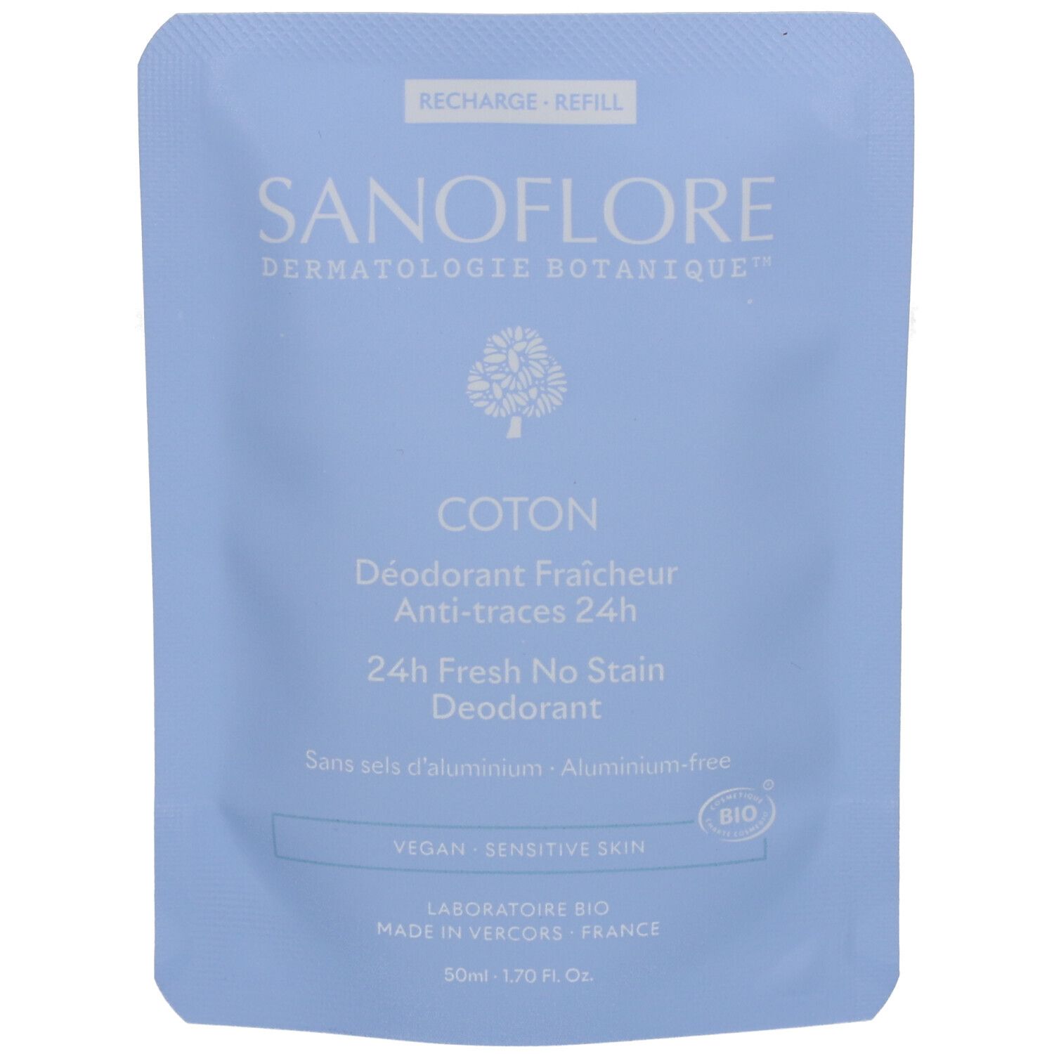 Nachfüllbeutel für Deodorant. Hellblauer Beutel mit weißer Schrift. Text: SANOFLORE, COTON, 24h Fresh No Stain Deodorant. Bio-Siegel.