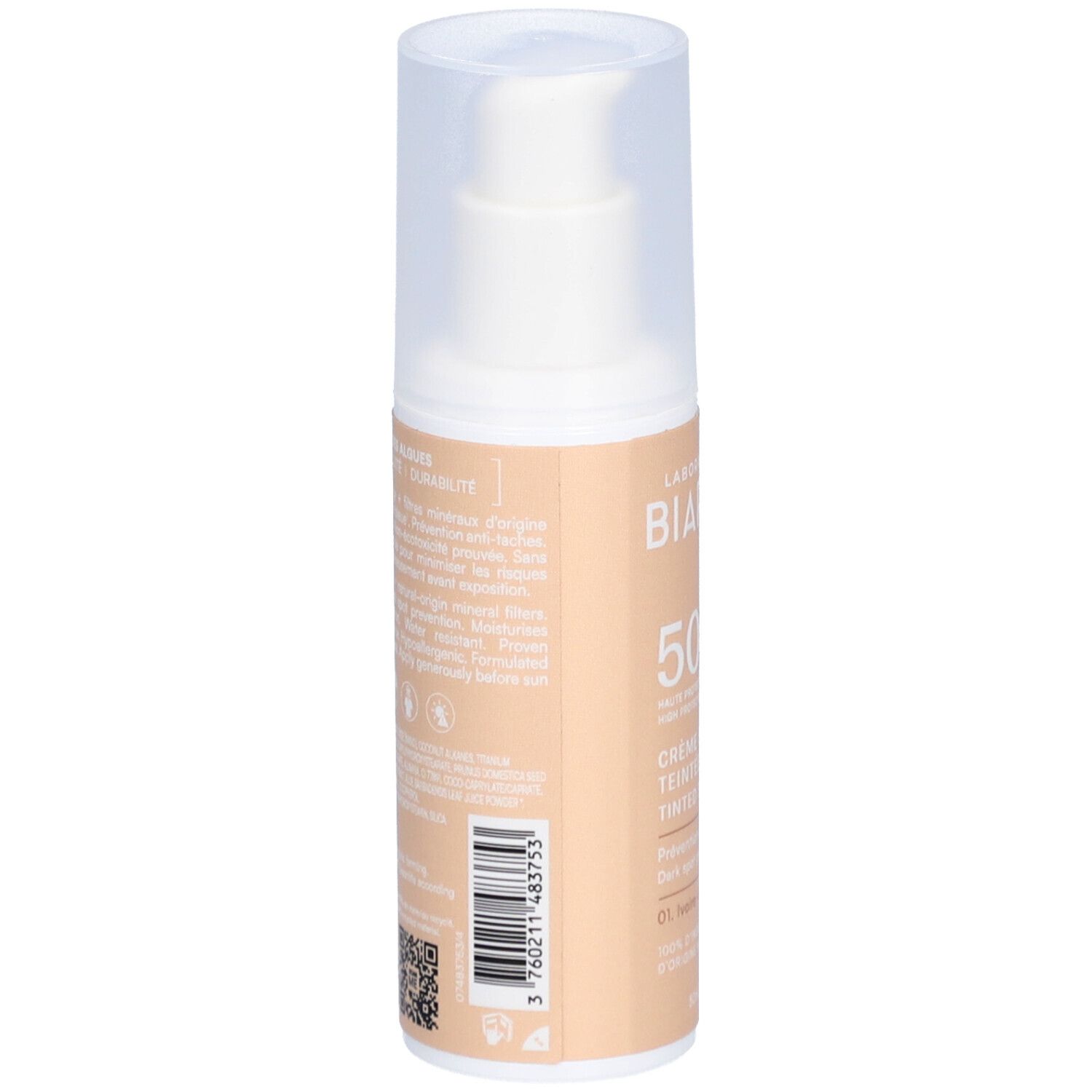 Dos du flacon de crème solaire teintée. Informations textuelles et code-barres. Fond beige.