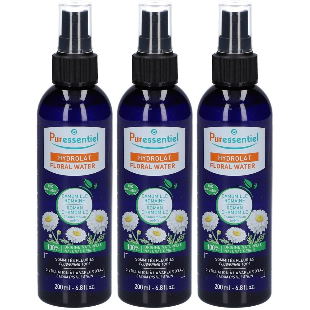 Drei blaue Sprühflaschen mit schwarzem Sprühkopf. Aufschrift: Puressentiel Hydrolat Floral Water. Etikett mit Kamillenblüten und Text.