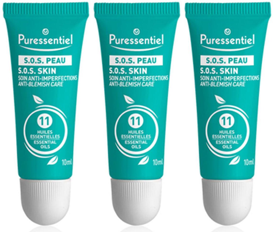 Trois tubes turquoise. Inscription "Puressentiel S.O.S. PEAU S.O.S. SKIN". En bas, "11 Huiles Essentielles". Embout blanc et indication 10ml.