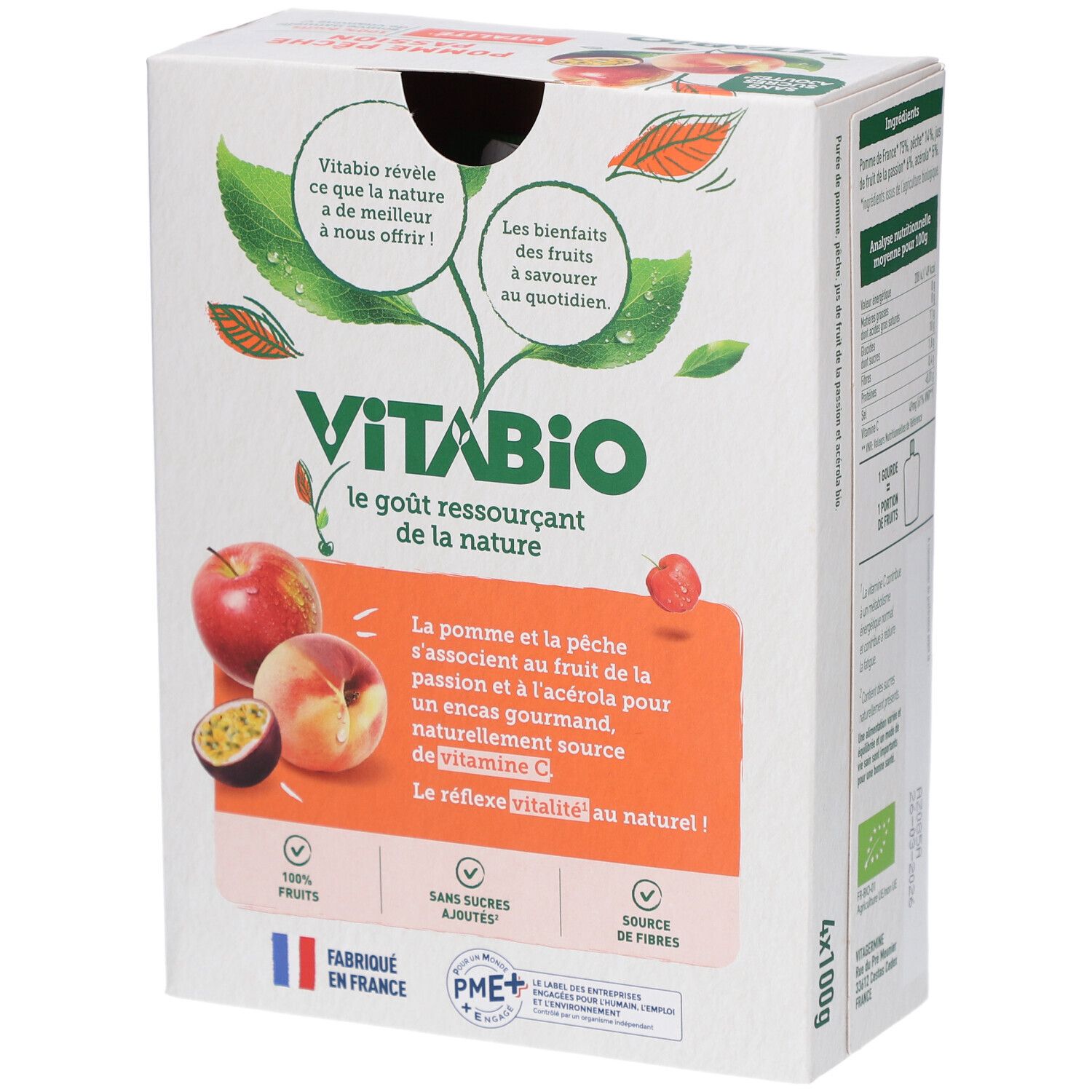 Verpackung mit Apfel-, Pfirsich- und Passionsfrucht-Illustrationen. Text: VITABIO, Pomme Pêche Passion, Vitalité, 100% Früchte, ohne Zuckerzusatz, AB-Siegel.