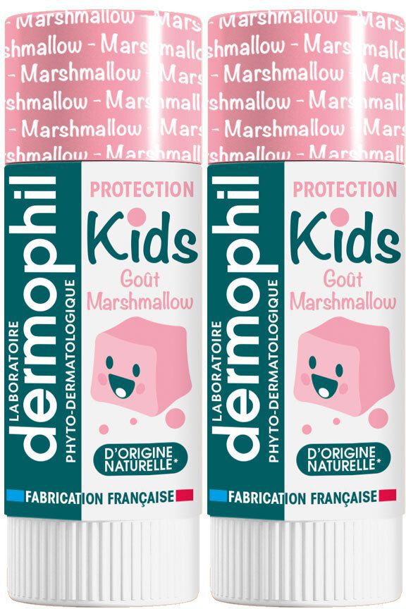 Zwei Lippenpflegestifte. Weißer Stift mit rosa und blauem Etikett. Aufschrift: Kids, Goût Marshmallow, D'origine naturelle, Fabrication Française.