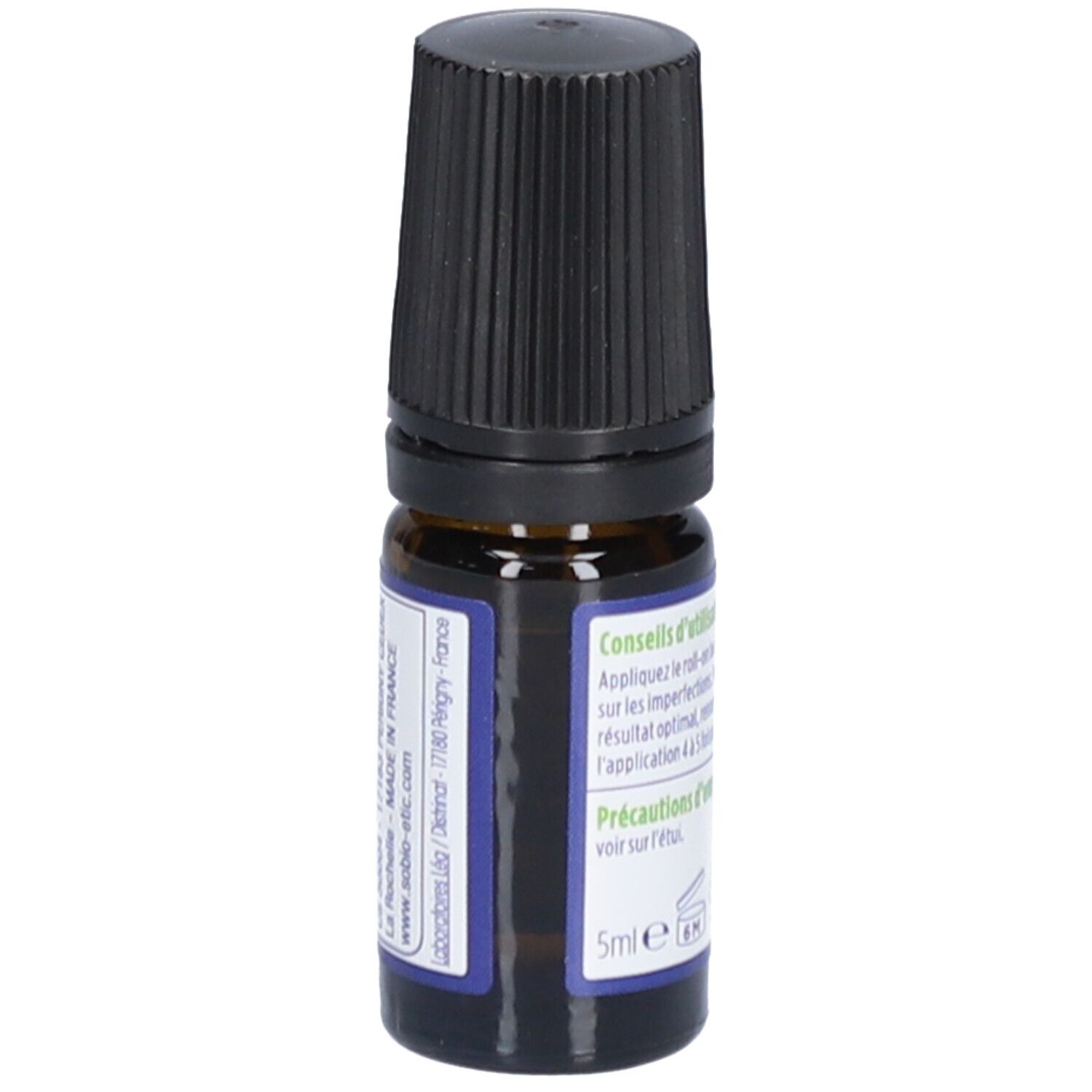 Flacon en verre brun, bouchon noir. Étiquette bleue avec texte. 5ml. Fabriqué en France.