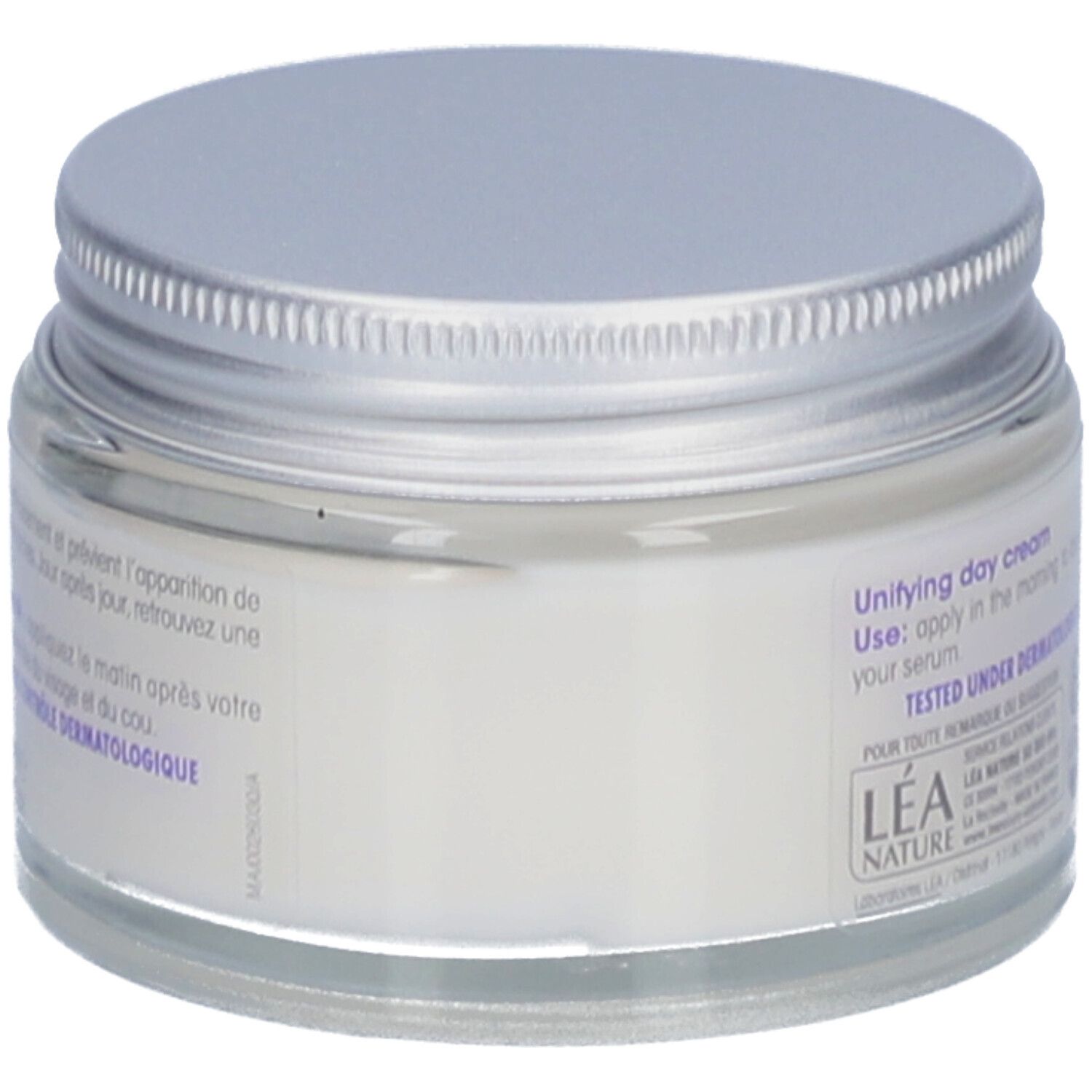 Creme-Glas mit silbernem Deckel. Aufschrift: Unifying day cream. Getestet unter dermatologischer Kontrolle. Lea Nature.