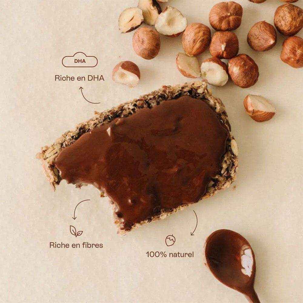 Tranche de crème, noisettes. Texte: DHA, riche en fibres, 100% naturel.