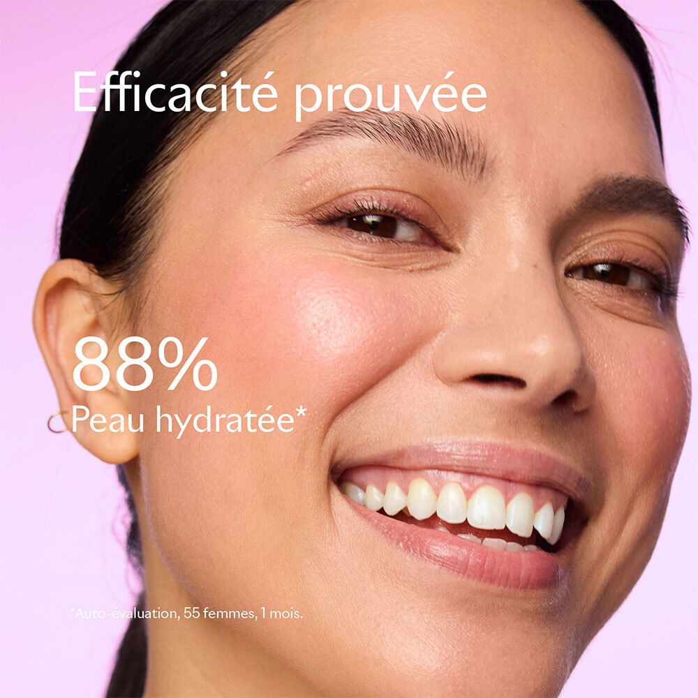 Femme souriante à la peau radieuse, 88% de peau hydratée.