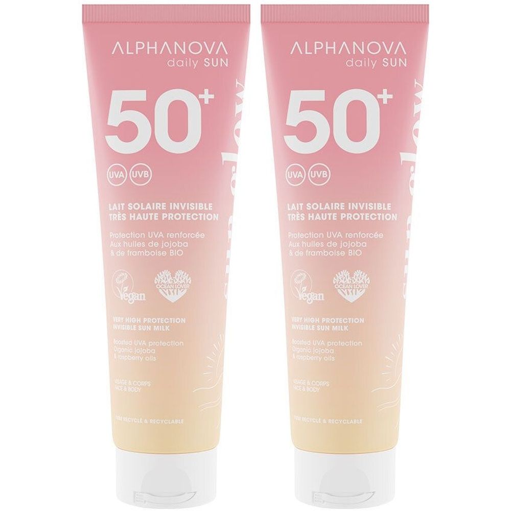 Zwei Tuben Sonnenmilch. Rosa-weiß Farbverlauf. Aufschrift: Alphanova, daily SUN, 50+, Lait Solaire Invisible Très Haute Protection, Vegan.