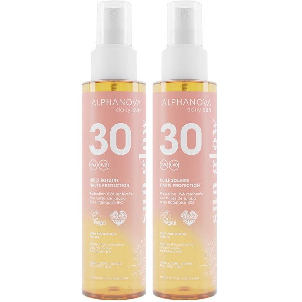 Zwei Sprühflaschen mit Sonnenöl. Aufschrift: 30, UVA/UVB, Huile Solaire Haute Protection. Vegan-Logo.