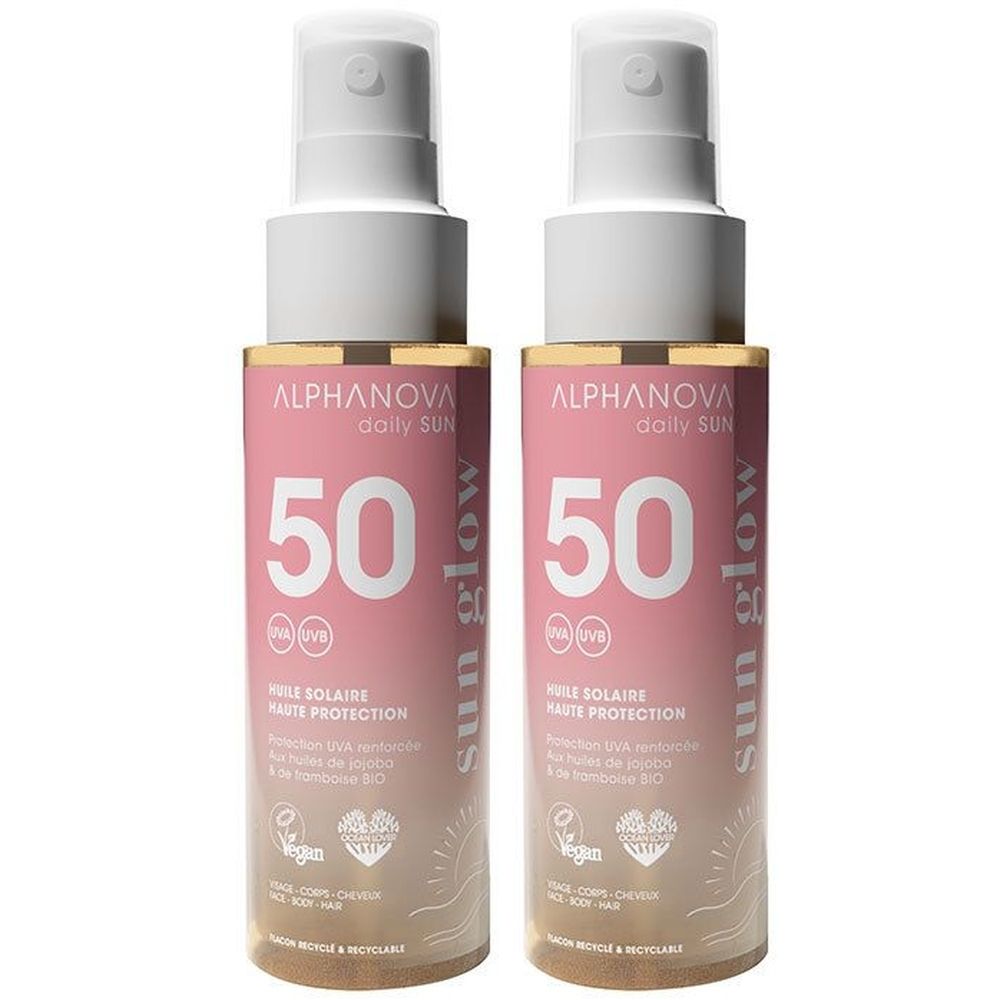Deux flacons de brume solaire. Étiquette rose avec texte blanc : ALPHANOVA, 50 SPF, Sun Glow. Logo vegan.