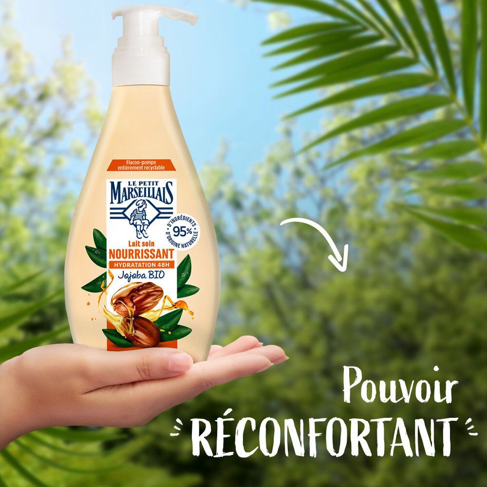 Main tenant un flacon Le Petit Marseillais Lait de soin, texte 'Pouvoir réconfortant'.