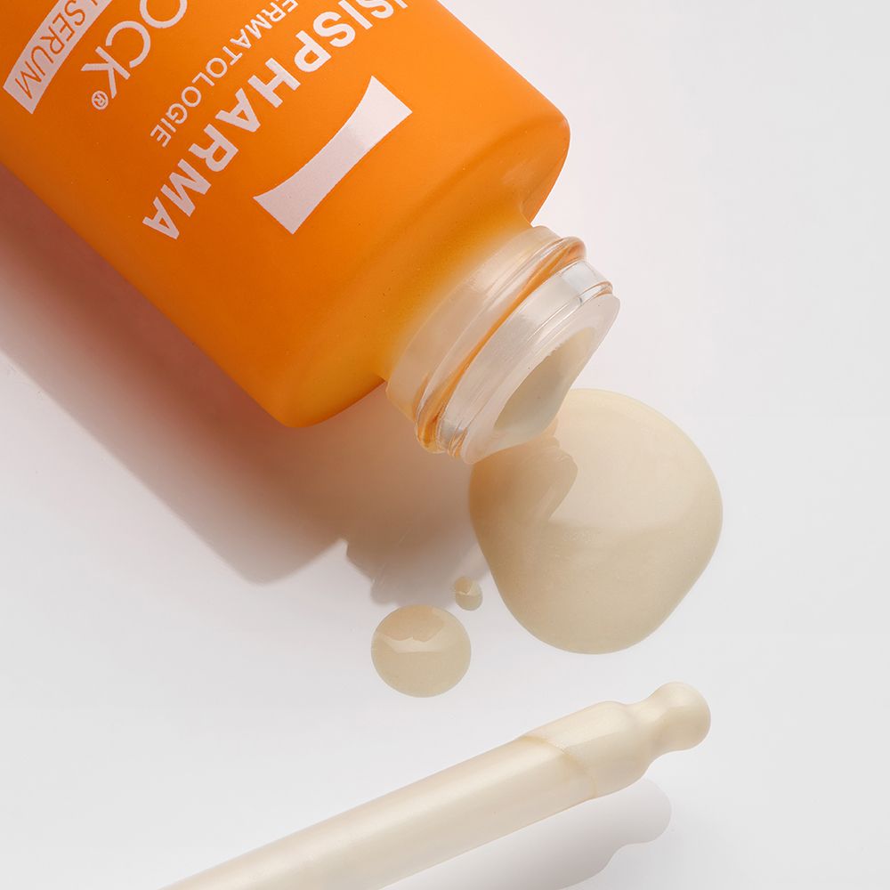 Produkt wird aus der Flasche gegossen. Weiße Flüssigkeit.