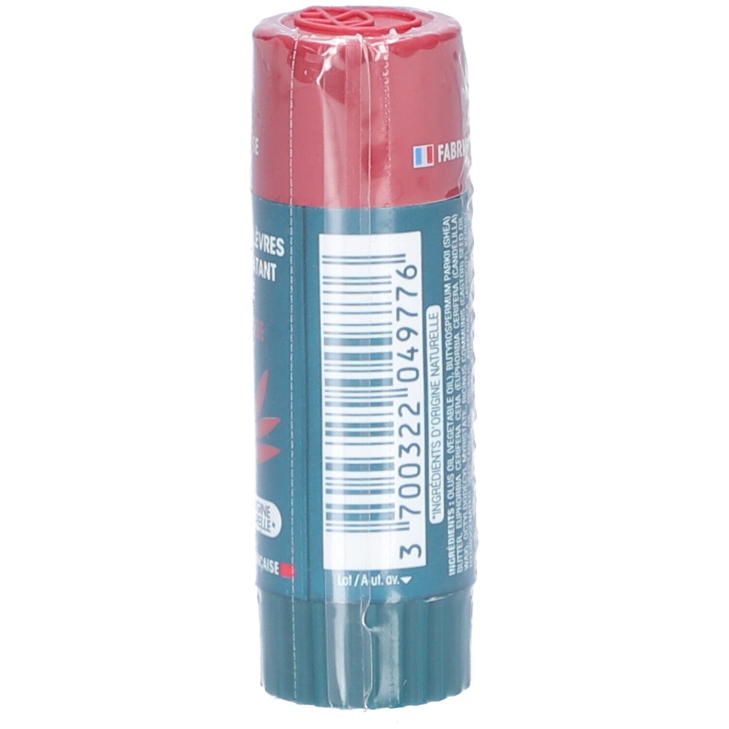 Lippenpflegestift mit rotem Deckel und grüner Basis. Barcode und Inhaltsstoffe aufgedruckt. Verpackt in transparenter Folie.