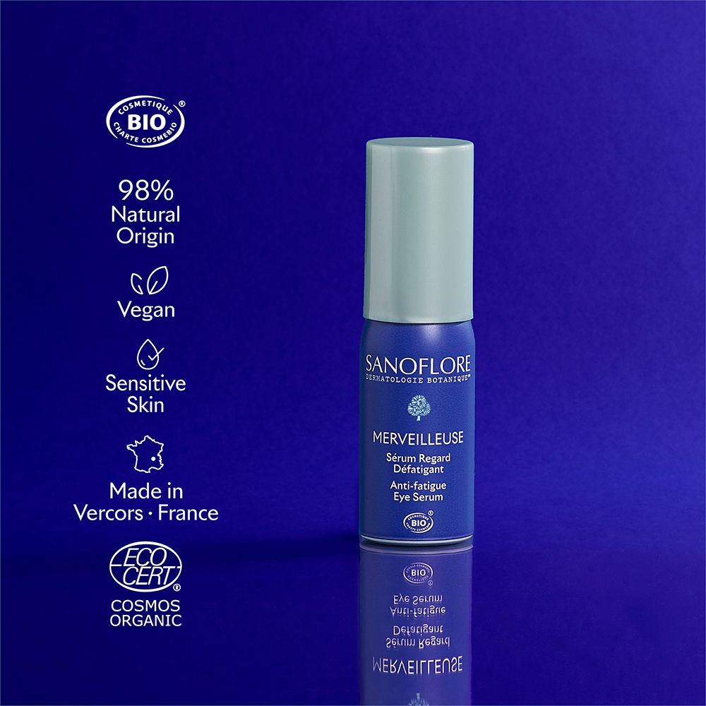Blaues Fläschchen mit weißem Deckel. Aufschrift: SANOFLORE, Merveilleuse Sérum Regard Défatigant, Anti-fatigue Eye Serum. Bio-Zertifizierung.