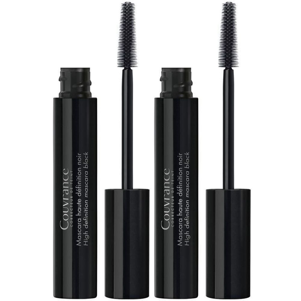 Vier schwarze Mascaras. Zwei sind geöffnet, mit Bürste. Aufschrift: Couvrance, Mascara haute définition noir, High definition mascara black.