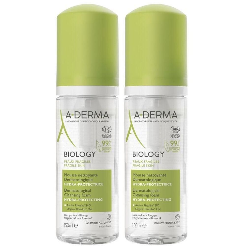 Zwei Flaschen A-DERMA BIOLOGY Reinigungsschaum. Klare Flaschen mit grünem Deckel. Text: BIOLOGY, HYDRA-PROTECTRICE, 99%.