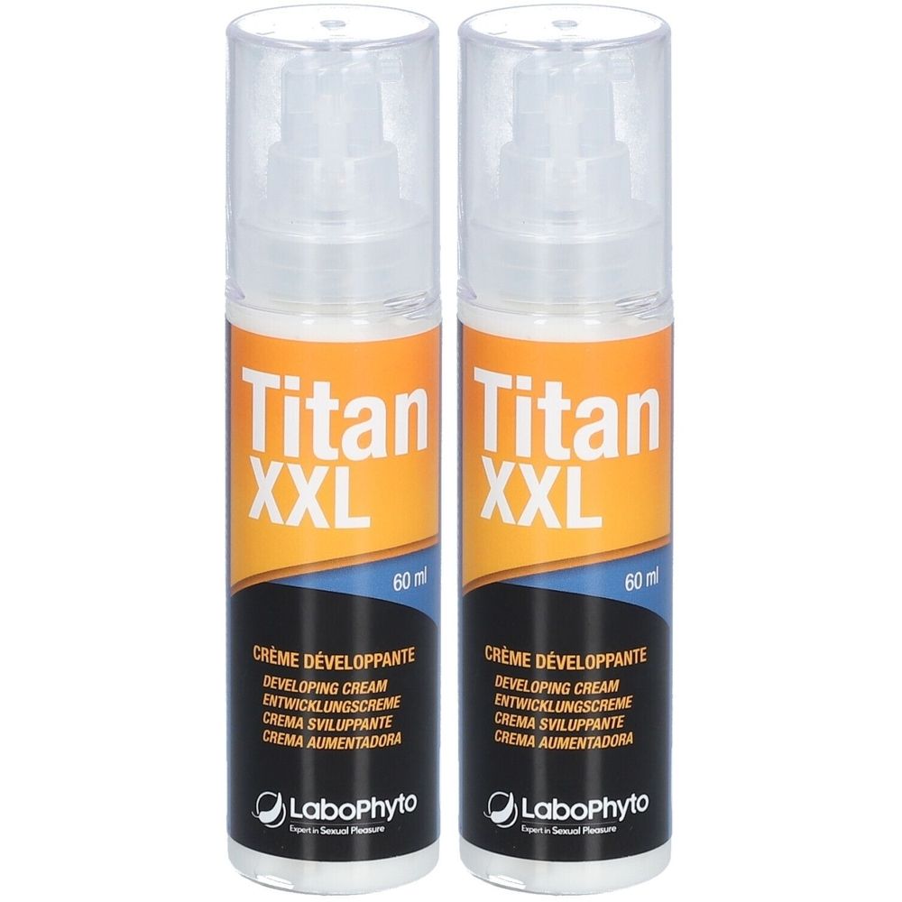 Zwei Flaschen mit Sprühkopf. Aufschrift: Titan XXL, Crème Développante. Marke: LaboPhyto. Blaue und orangefarbene Etiketten.