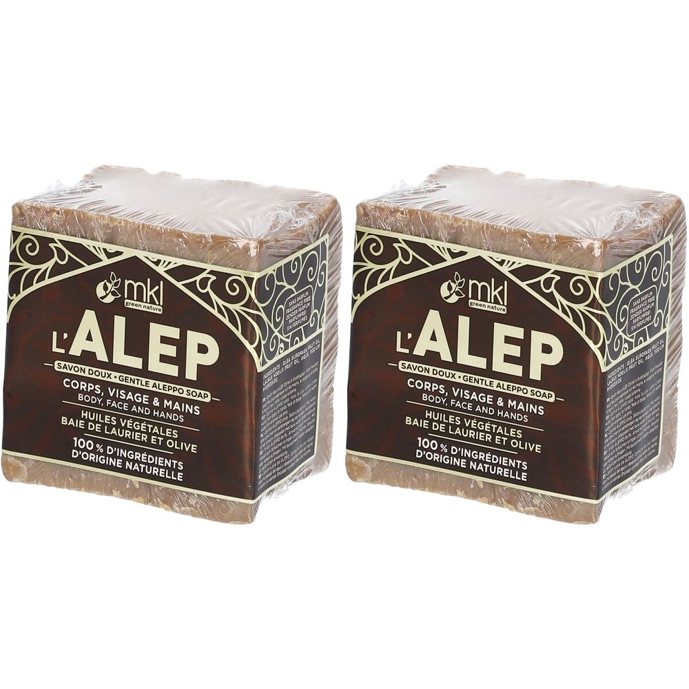 Zwei quadratische Seifenblöcke in Folie verpackt. Auf der Verpackung steht "L'ALEP" und "Savon doux".
