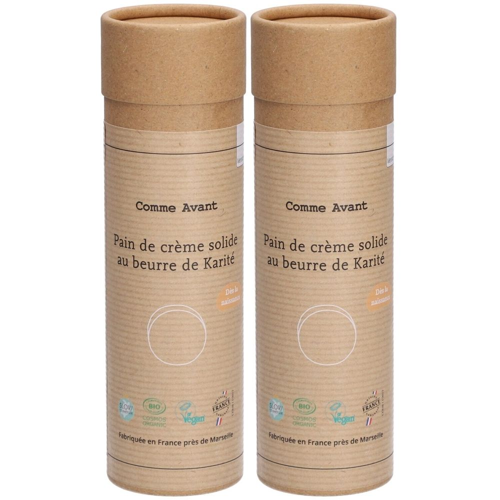 Zwei zylindrische Pappverpackungen. Aufschrift: Comme Avant, Pain de crème solide au beurre de Karité. Französische Beschriftung und Logos.