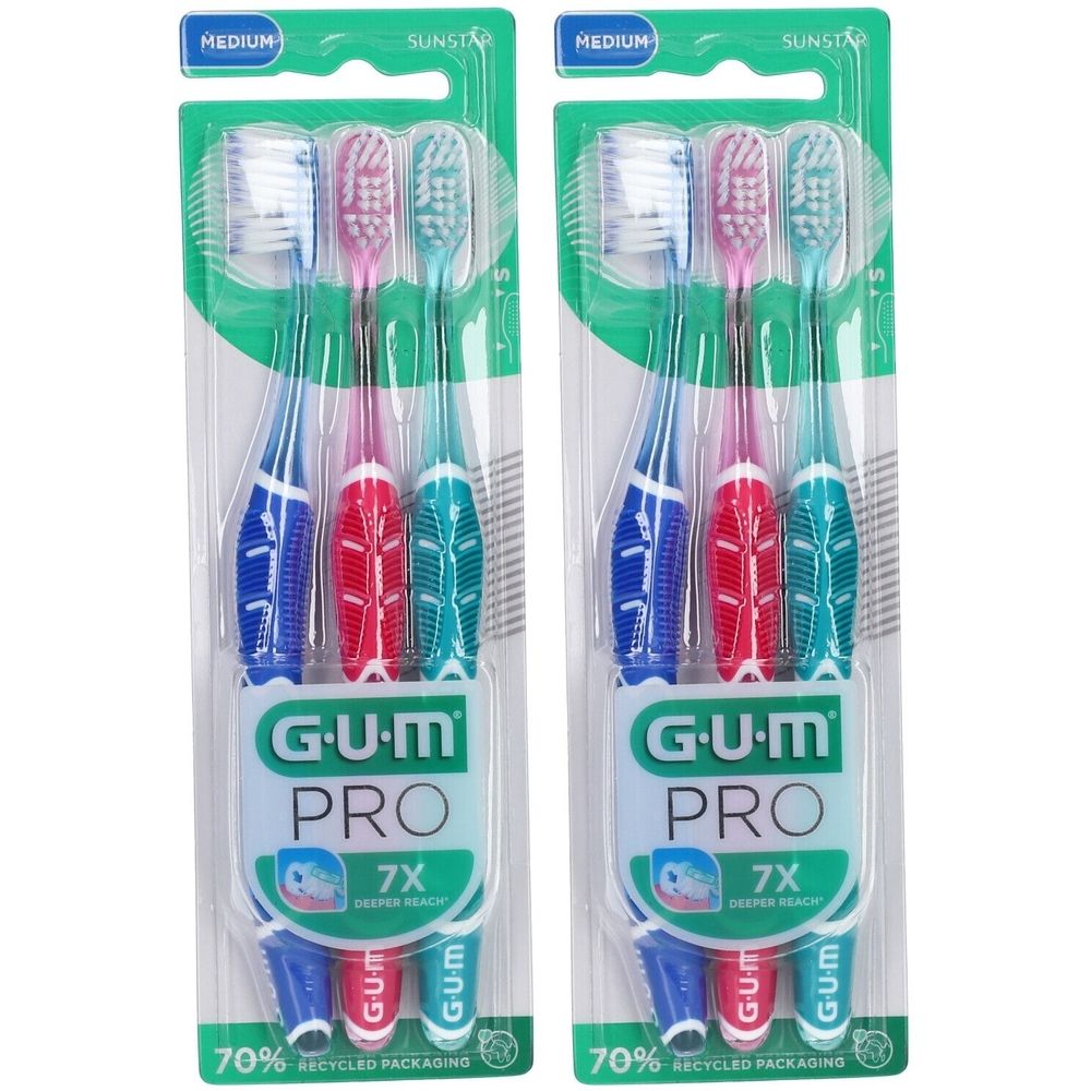 Zwei Packungen GUM® PRO Zahnbürsten. Jede Packung enthält drei Zahnbürsten in verschiedenen Farben. Medium-Borsten.