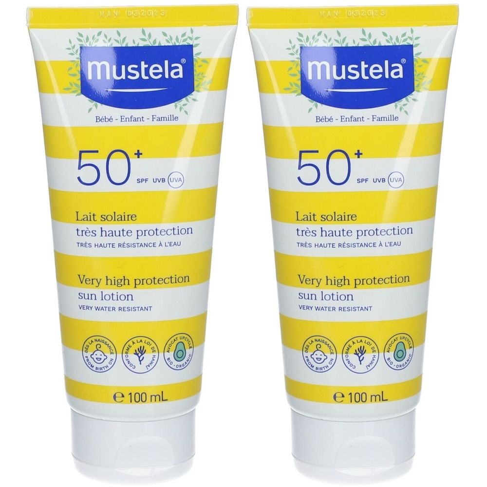 Zwei Tuben Sonnenlotion mit gelb-weißem Streifenmuster. Aufschrift: Mustela, 50+, Lait solaire, sehr hoher Schutz, wasserfest.