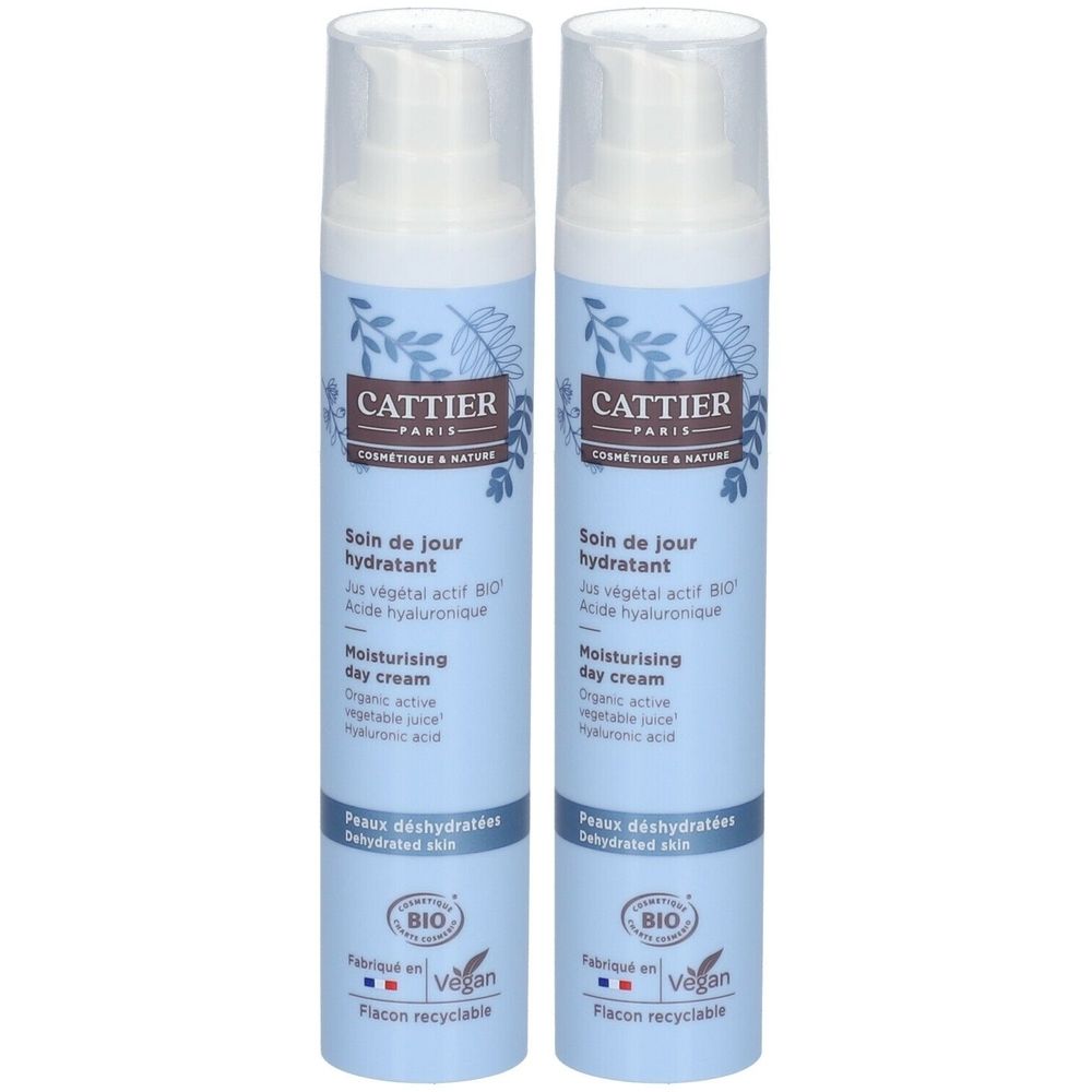 Zwei Flaschen CATTIER Tagescreme. Hellblaue Verpackung mit Produktinformationen und BIO-Siegel. Vegan.