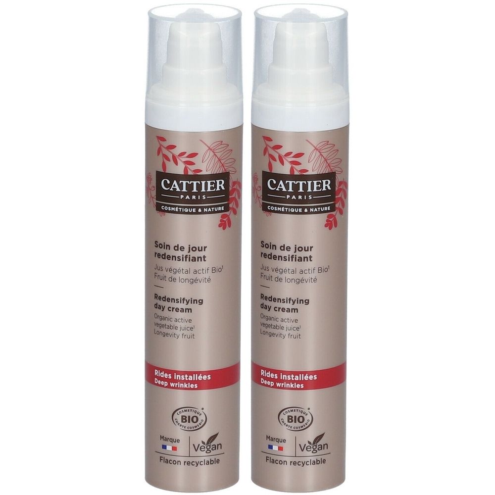 Zwei Cremes mit weißem Spender und braunem Etikett. Text: CATTIER, Soin de jour redensifiant, Rides installées. Bio-Zertifizierung und Vegan-Logo.