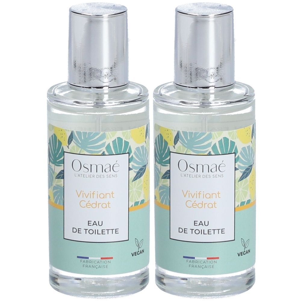 Zwei Glasflakons mit silbernen Verschlüssen. Auf den Etiketten steht "Osmaé", "Vivifiant Cédrat", "Eau de Toilette" und "Vegan".
