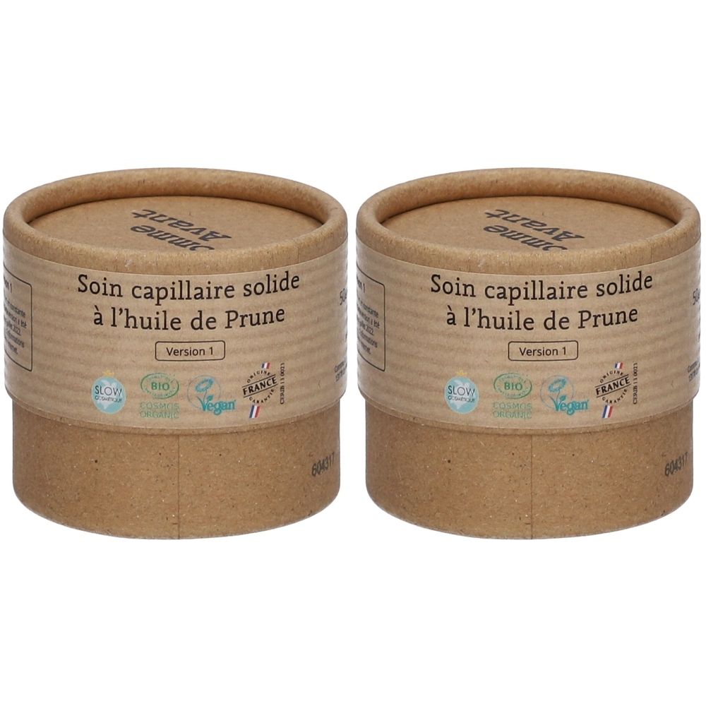 Deux contenants cylindriques en carton brun. Inscription : Soin capillaire solide à l'huile de Prune. Avec labels bio et vegan.