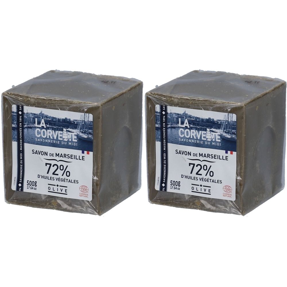 Zwei quadratische Seifenblöcke mit Etiketten. Aufschrift: LA CORVETTE Savon de Marseille, 72% Olivenöl.