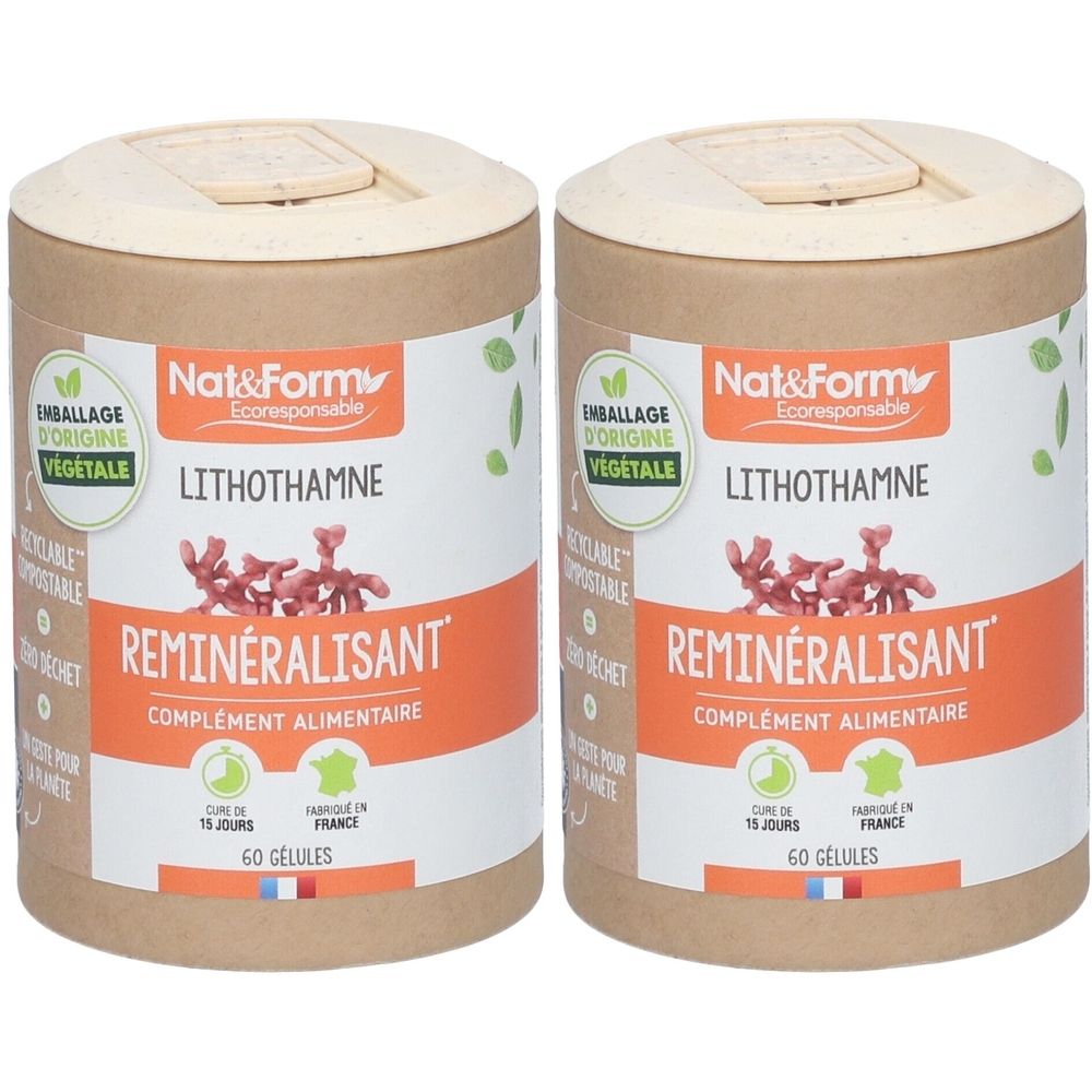 Zwei zylindrische Behälter mit Deckel. Aufschrift: Nat&Form LITHOTHAMNE, REMINÉRALISANT, COMPLÉMENT ALIMENTAIRE. Verpackung aus Pflanzenmaterial.