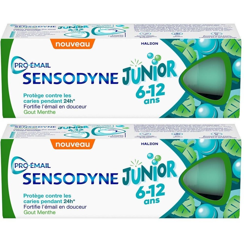 Deux tubes de dentifrice SENSODYNE JUNIOR 6-12 ans. Emballage blanc avec éléments verts et bleus. Inscriptions : PRO-ÉMAIL, nouveau, Gout Menthe.