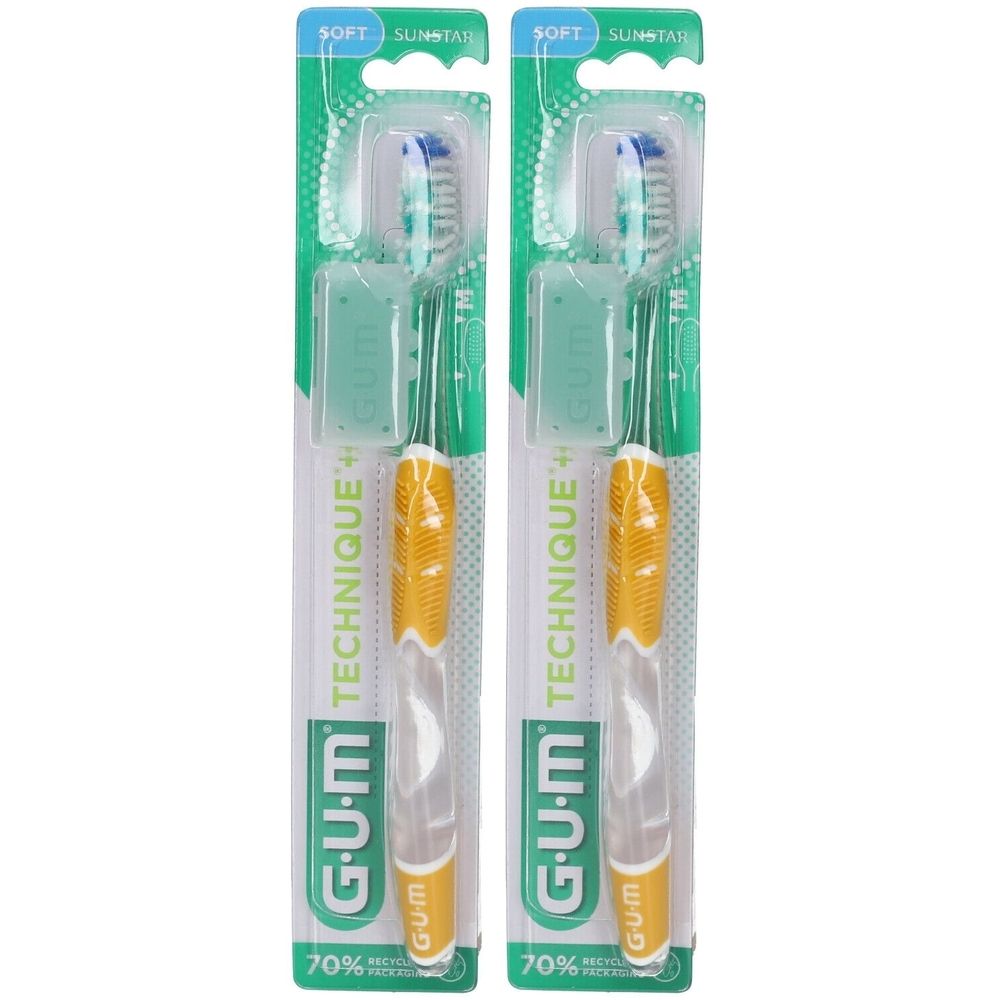 Deux brosses à dents GUM TECHNIQUE+ emballées. Manche jaune, tête verte. Emballage avec 70% de matériaux recyclés. Inscription SOFT.