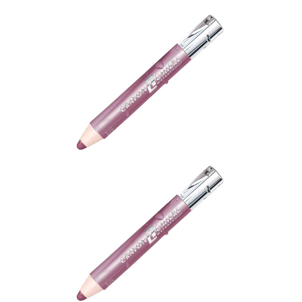 Zwei Kosmetikstifte in Lila. Silberfarbene Kappe. Aufschrift: Crayon Lumière Waterproof.