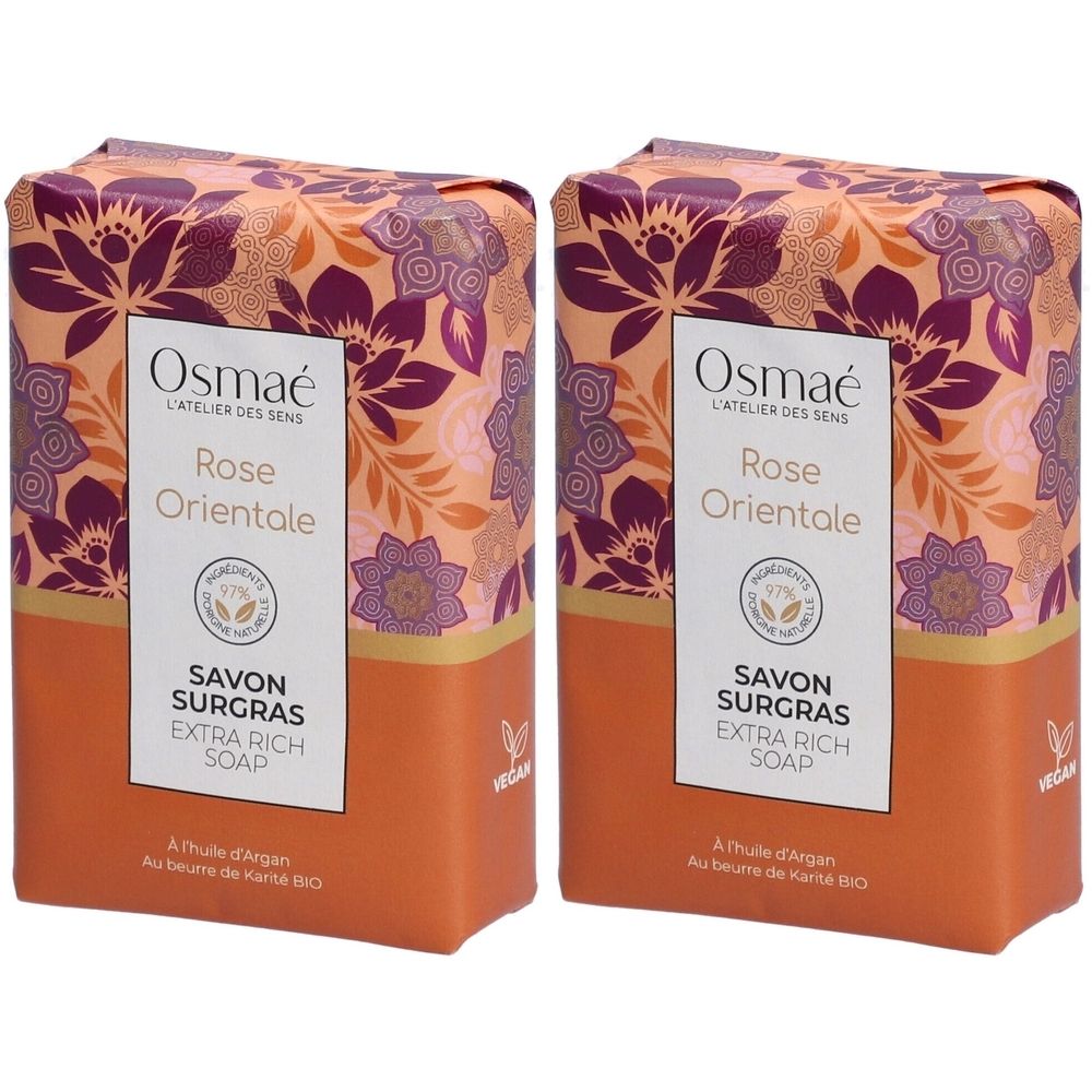 Deux savons rectangulaires emballés. Inscription: Osmaé, Rose Orientale, Savon Surgras, Extra Rich Soap. Vegan. Emballage orange.