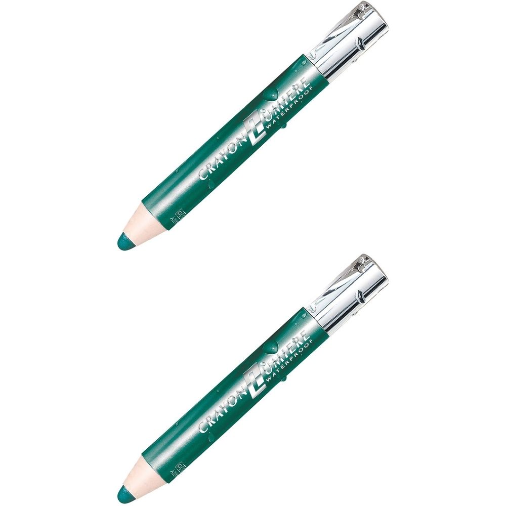 Deux crayons pour les yeux verts avec des capuchons argentés. Inscription: Crayon Lumière Waterproof.