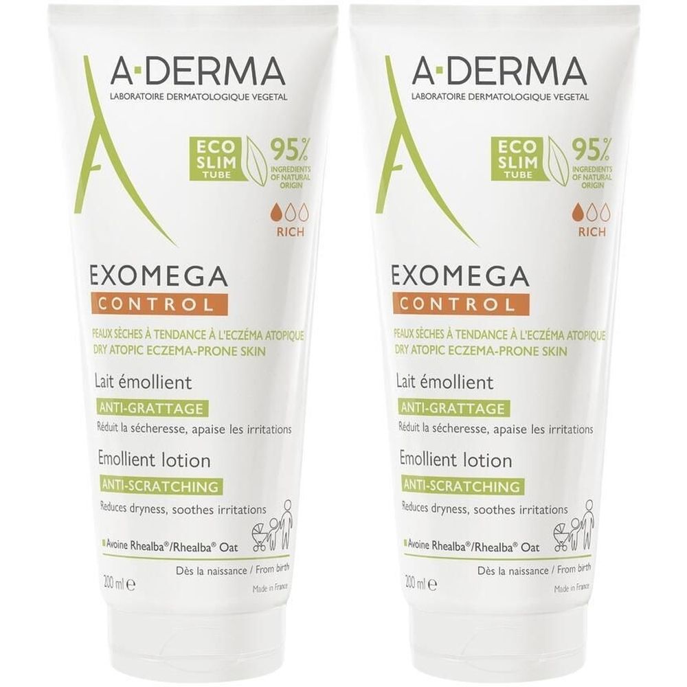 Zwei Tuben A-DERMA EXOMEGA CONTROL Lotion. Weiße Tuben mit grüner und orangefarbener Schrift. Enthält 95% Inhaltsstoffe natürlichen Ursprungs.
