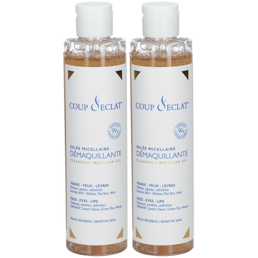 Deux flacons de Coup d'Éclat Gelée Micellaire Demaquillante. Bouchons blancs, flacons transparents avec liquide brun. Inscription: Coup d'Éclat.
