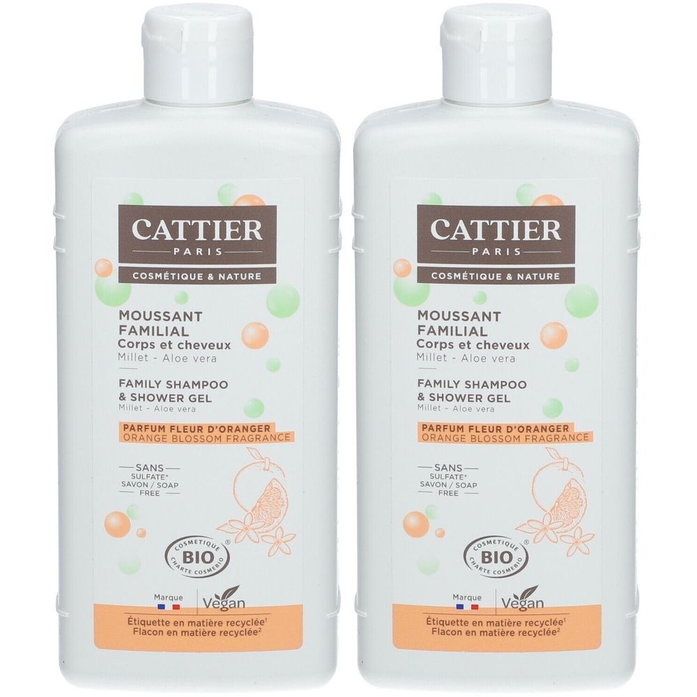 Zwei weiße Flaschen mit Etiketten. Aufschrift: CATTIER, Moussant Familial, Family Shampoo & Shower Gel. Bio-Zertifizierung.