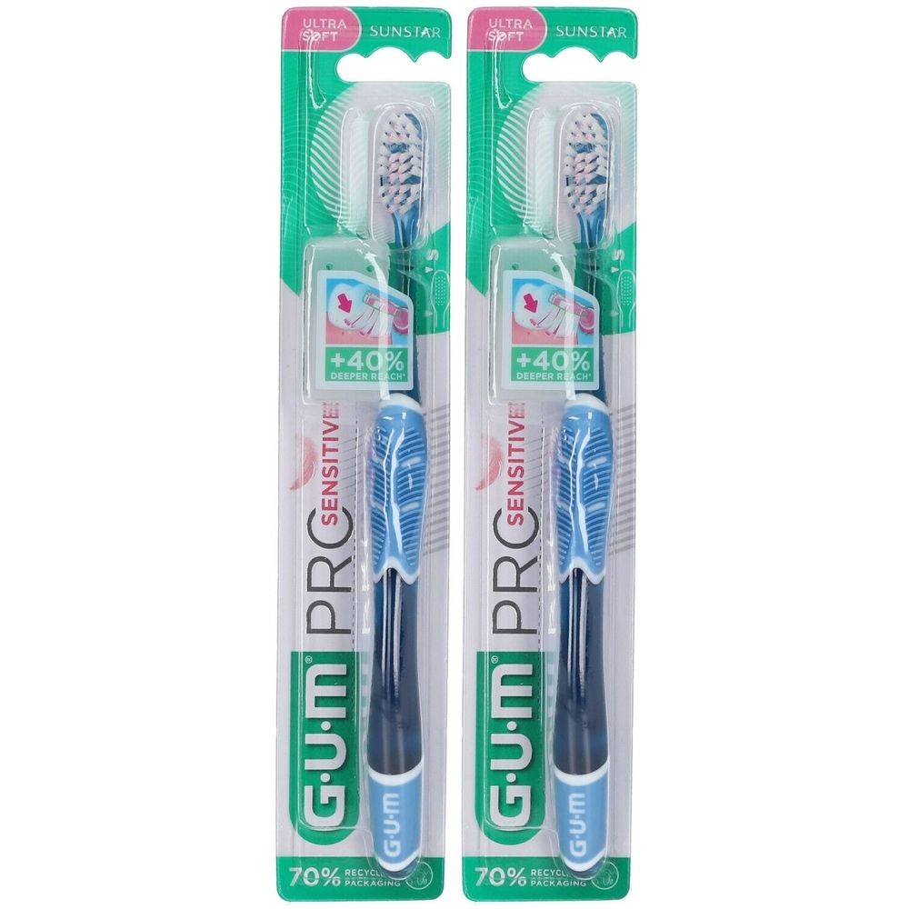 Deux brosses à dents emballées. Soies bleues, manche noir avec accent bleu. Marque GUM PRO SENSITIVE.