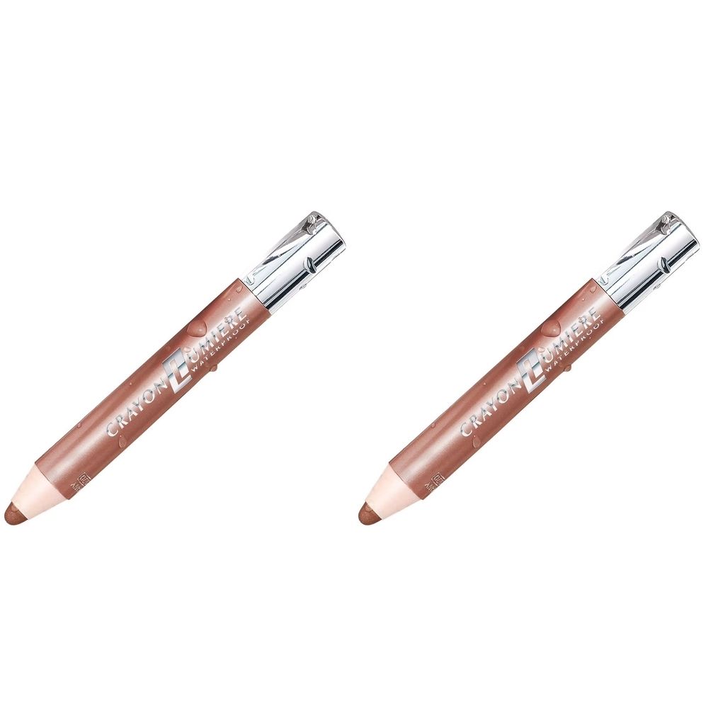 Deux crayons pour les yeux bruns avec des capuchons argentés. L'inscription "Crayon Lumière" est visible sur les crayons.