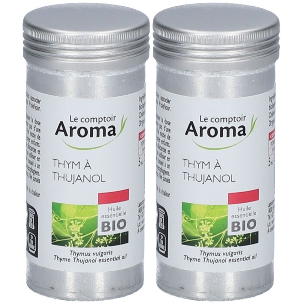 Deux flacons cylindriques en métal argenté. Étiquettes blanches avec texte: Le comptoir Aroma, THYM À THUJANOL, BIO. Huile essentielle.