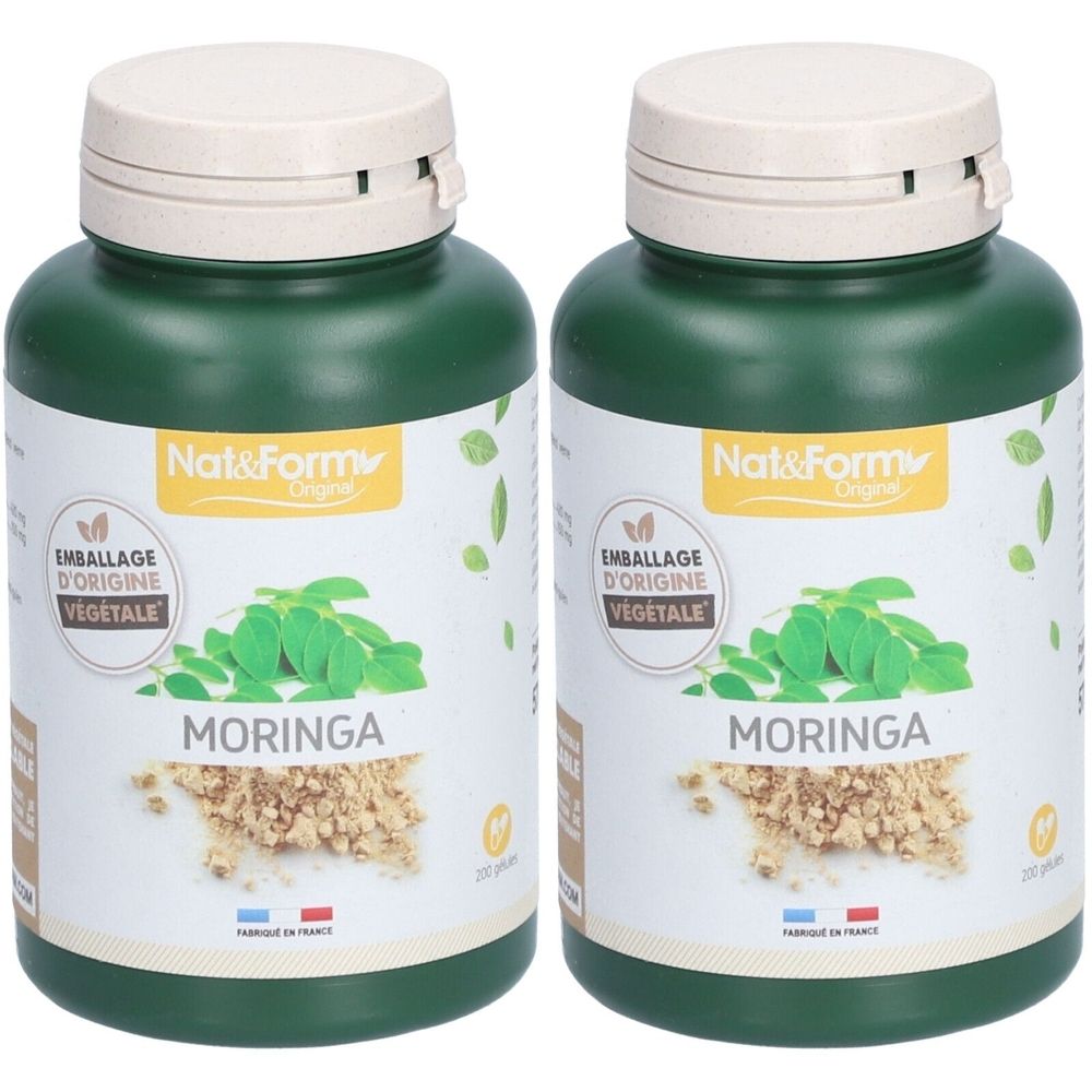 Deux flacons verts avec bouchons blancs. Étiquettes avec MORINGA et Nat&Form. Emballage d'origine végétale.
