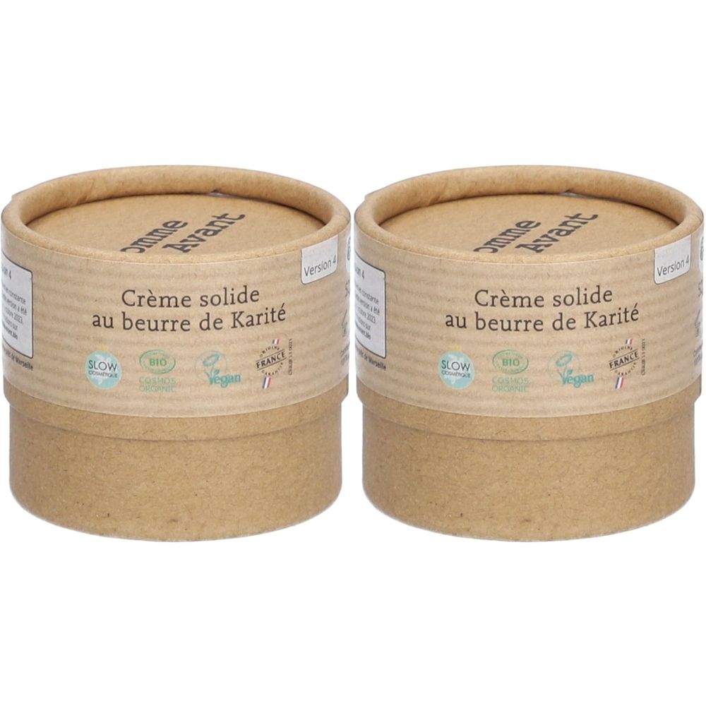 Zwei zylindrische Behälter aus braunem Karton. Aufschrift: Crème solide au beurre de Karité. Mit Bio- und Vegan-Siegeln.