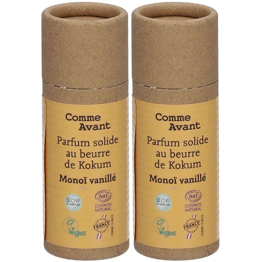 Zwei zylindrische Behälter mit Produktetiketten. Aufschrift: Comme Avant, Parfum solide, Monoï vanillé. Mit Vegan- und Cosmos Natural-Siegel.