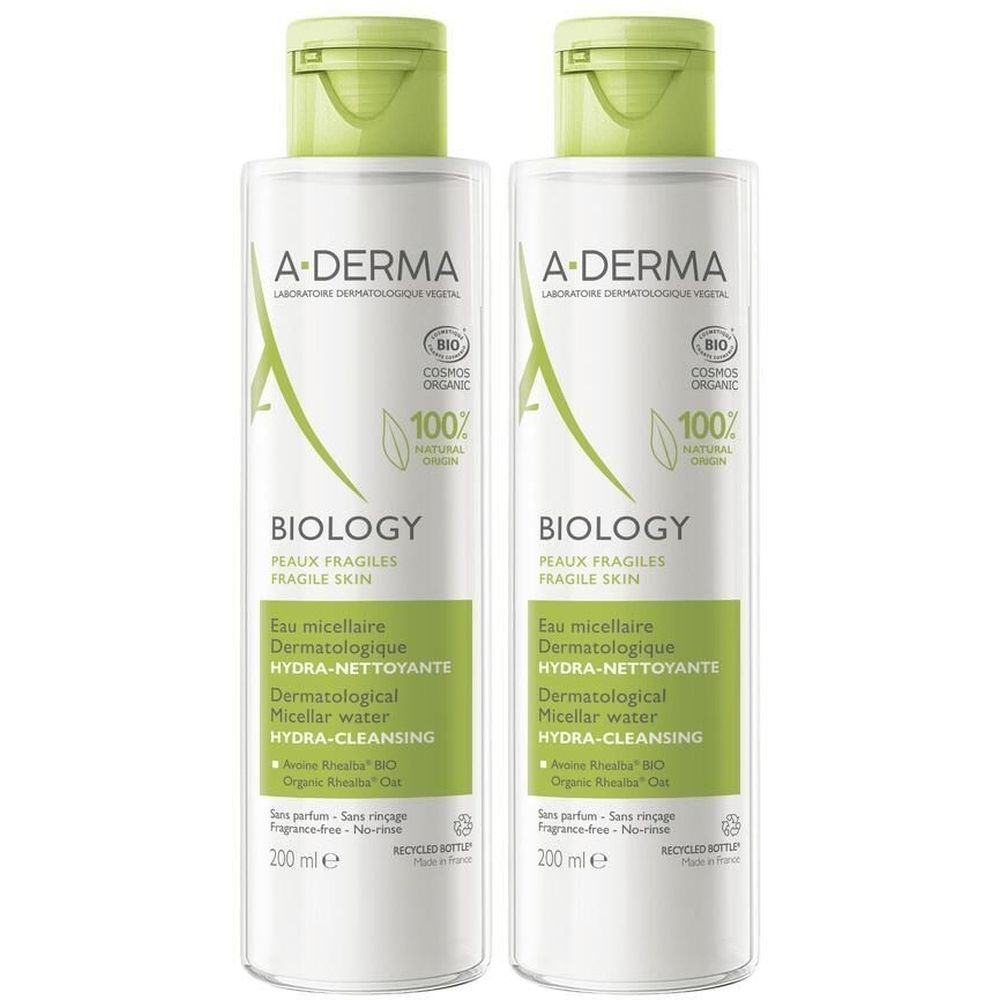 Deux flacons de A-DERMA BIOLOGY eau micellaire. Bouteilles blanches avec bouchons et étiquettes vertes. Texte: BIOLOGY, HYDRA-NETTOYANTE, 100% Natural Origin.