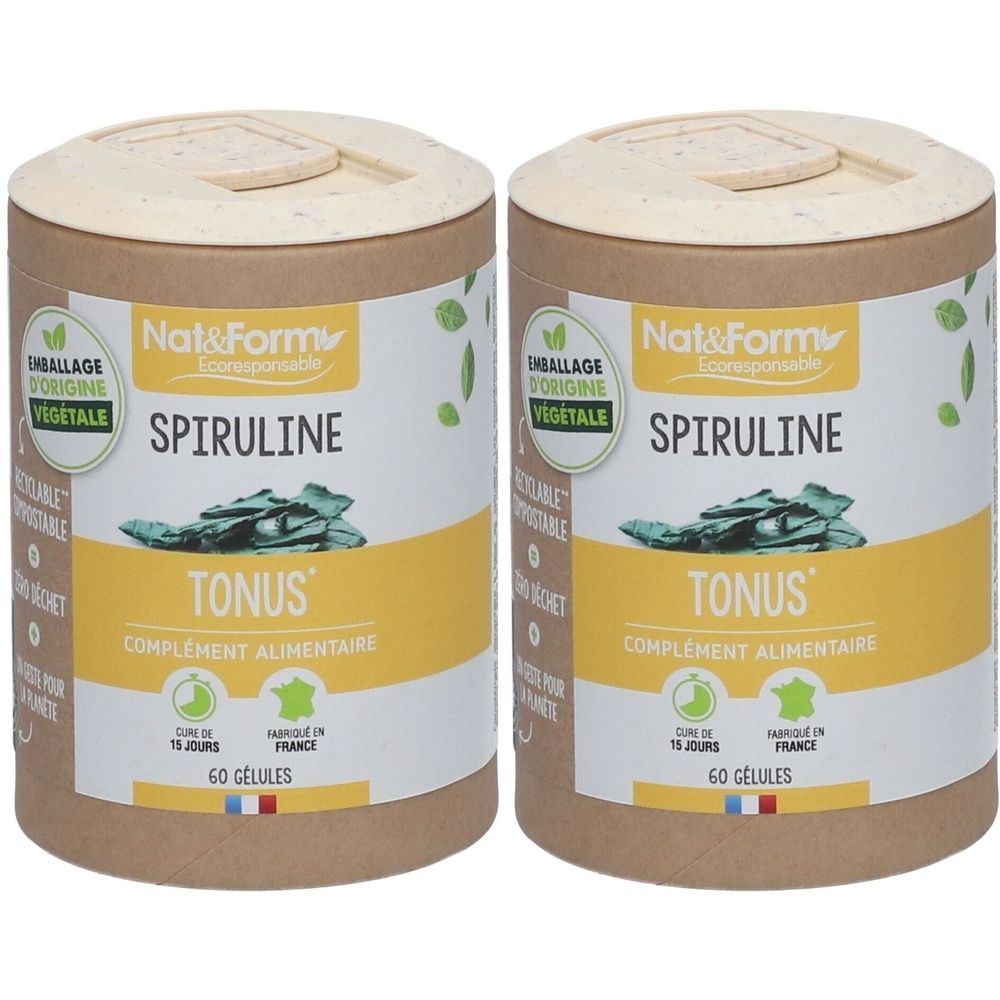 Zwei zylindrische Behälter mit Spirulina-Nahrungsergänzungsmitteln. Aufschrift: Nat&Form, Spiruline, Tonus, 60 Kapseln. Verpackung aus Pflanzenmaterial.