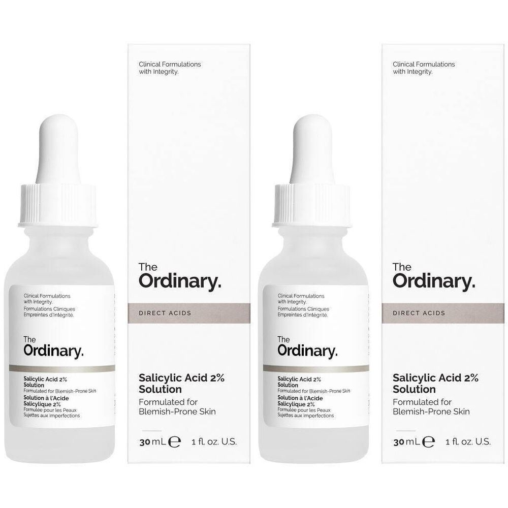 Trois flacons et emballages de The Ordinary Salicylic Acid 2% Solution. Flacons blancs avec pipettes, emballages blancs.