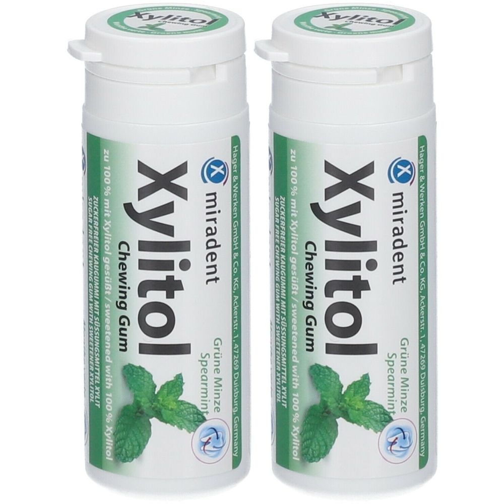 Zwei weiße Flaschen mit grünem Etikett. Aufschrift: Xylitol Chewing Gum, Grüne Minze. Marke: miradent.